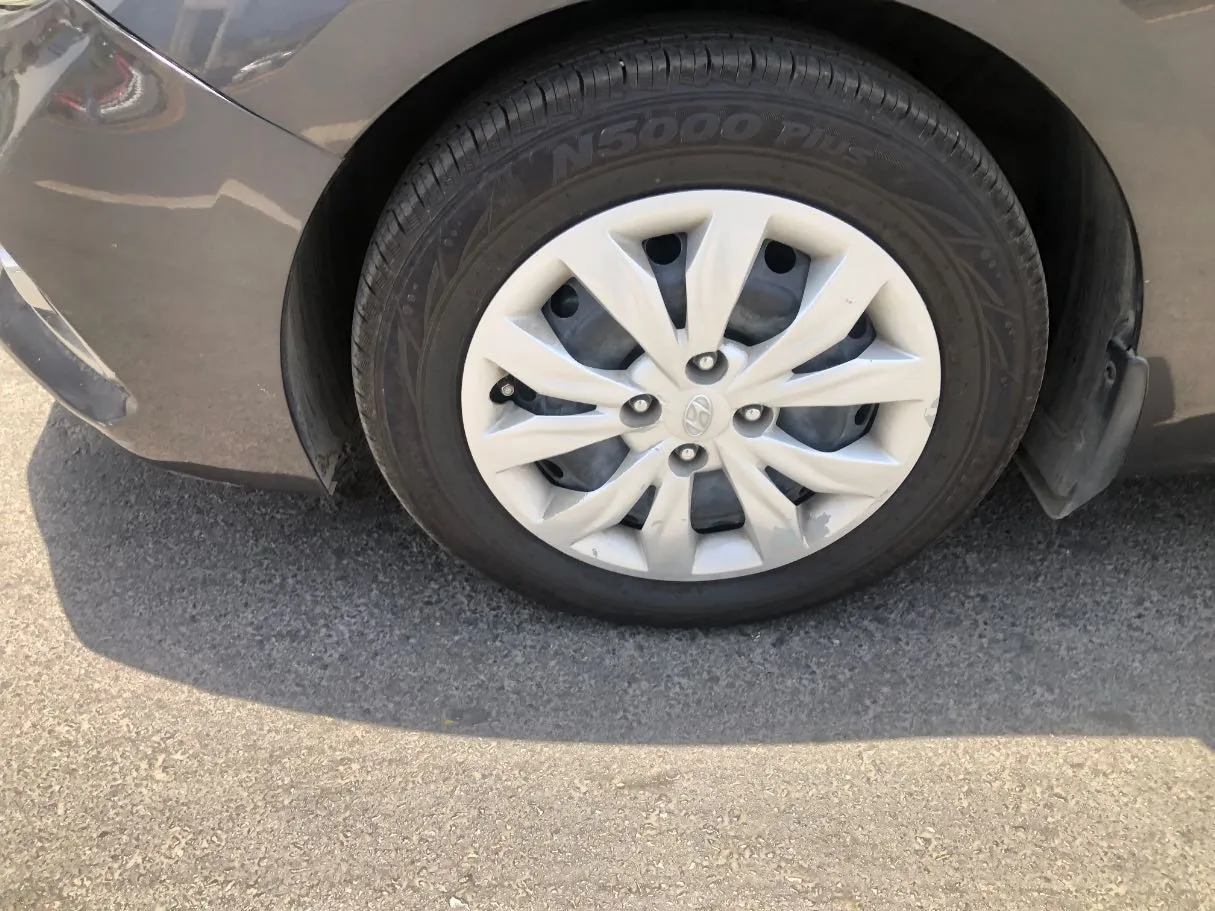 Car image 10