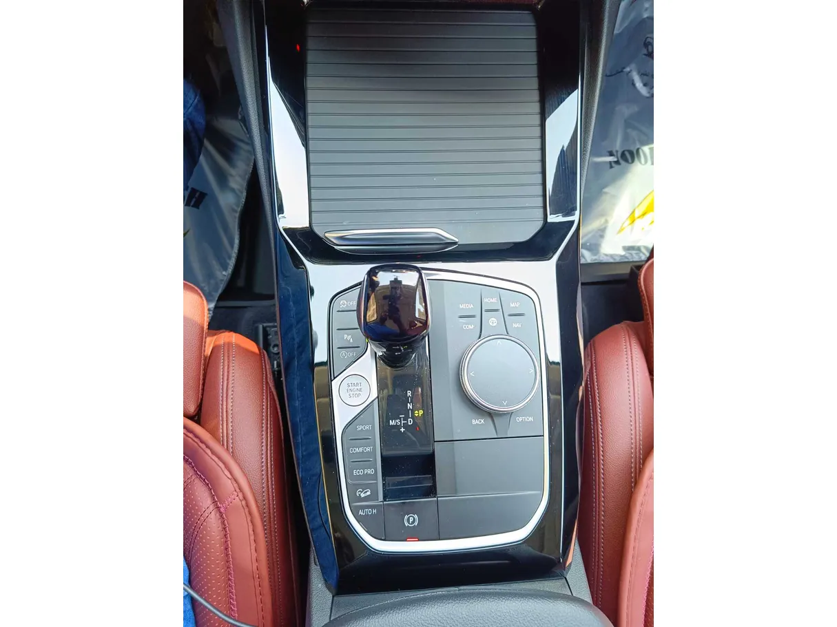 Car image 25