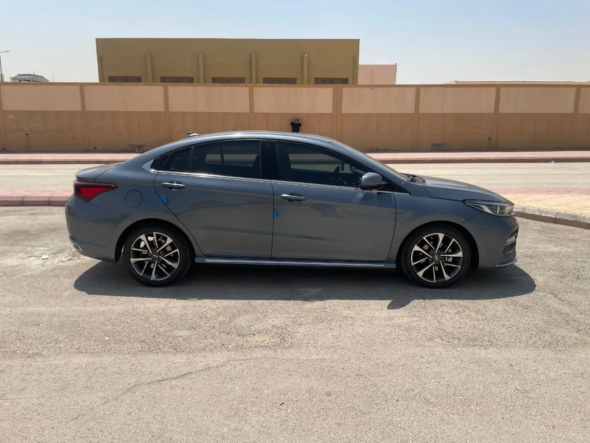 Car image 4