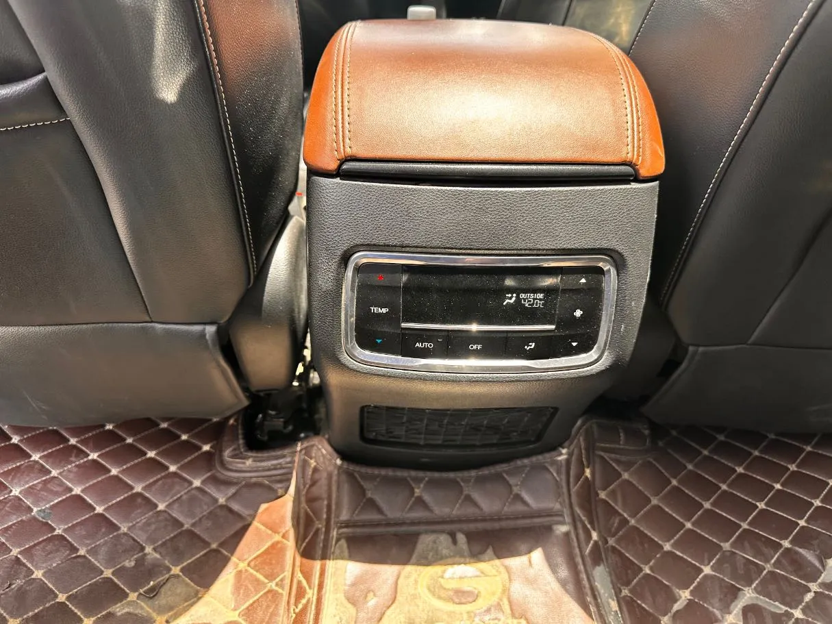 Car image 26