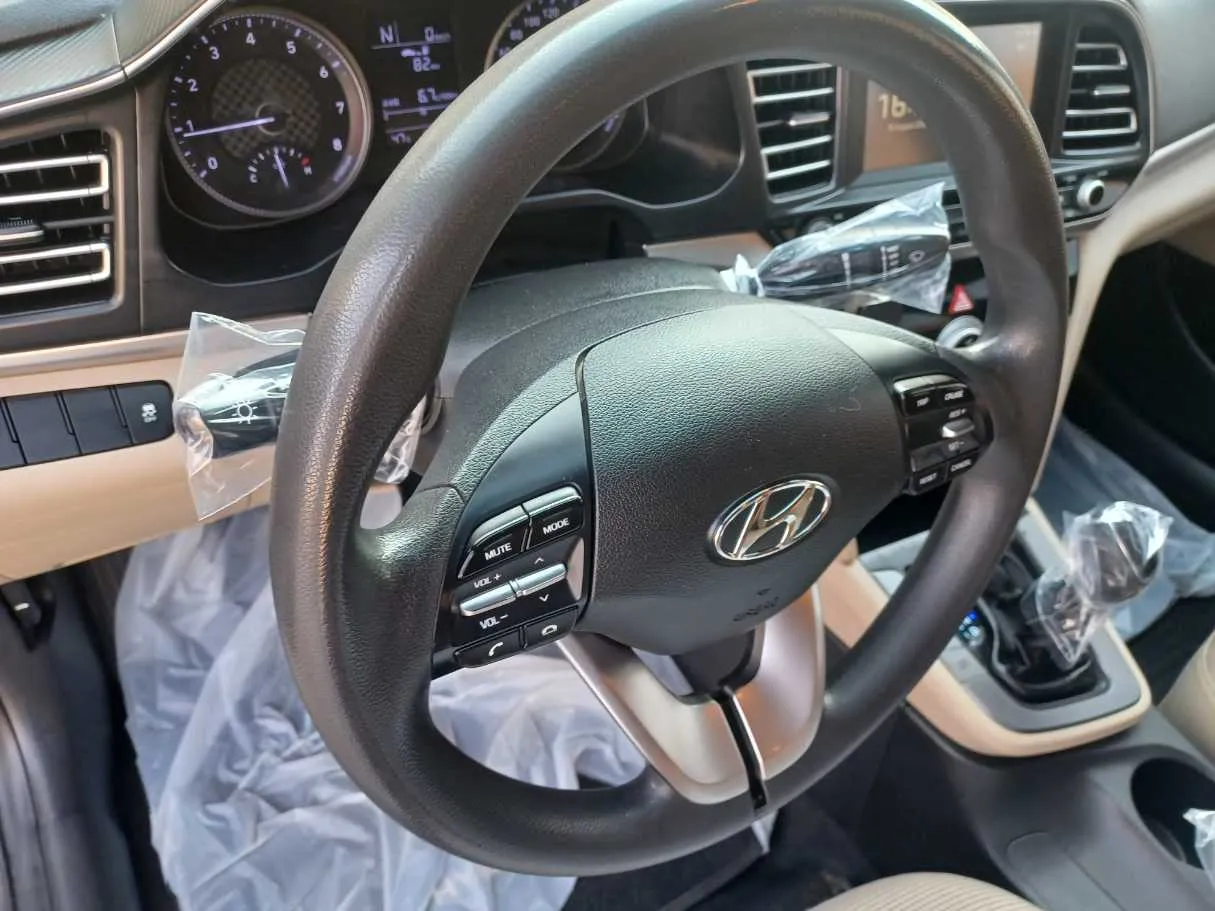 Car image 19