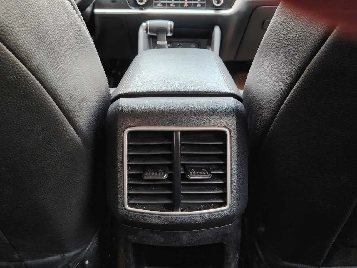 Car image 32