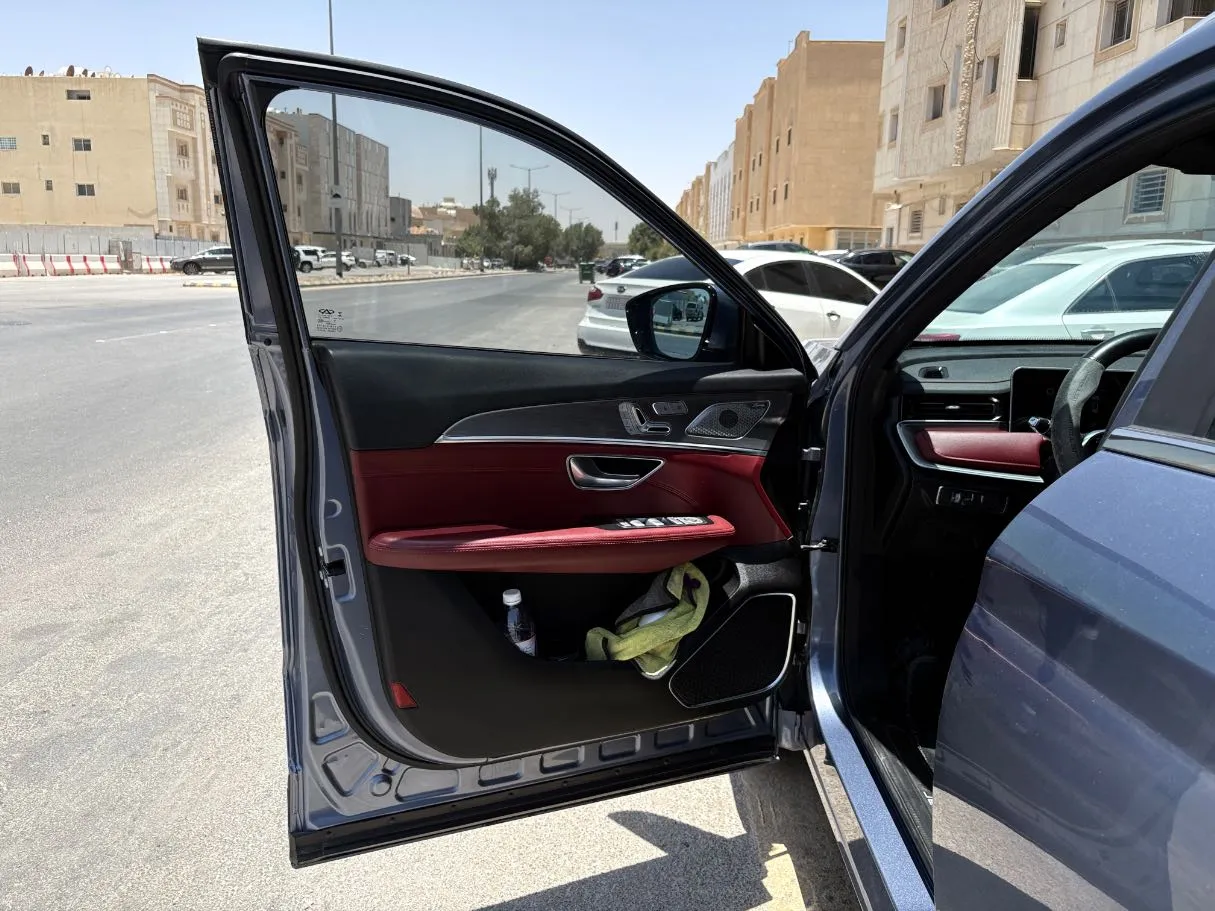 Car image 10