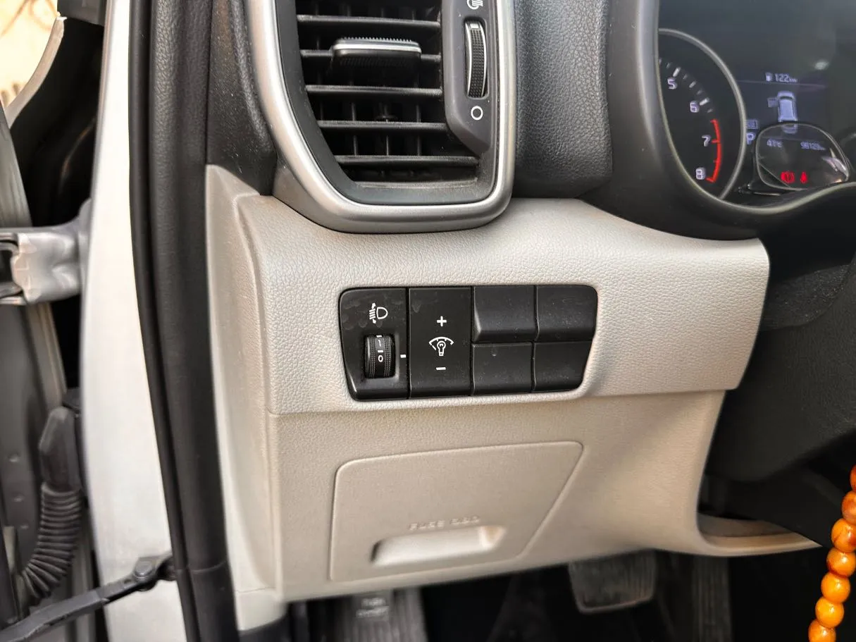 Car image 25