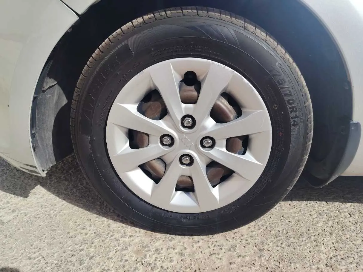Car image 10