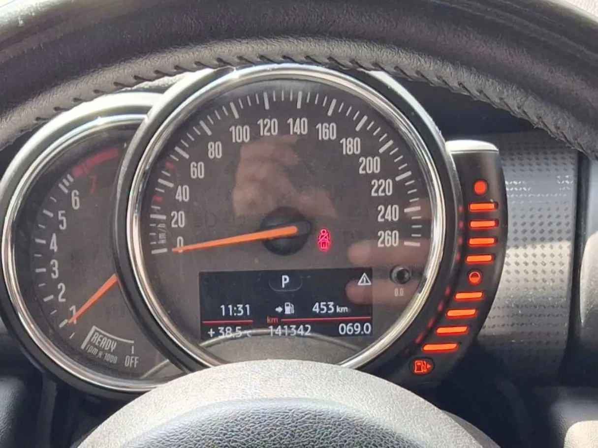 Car image 19