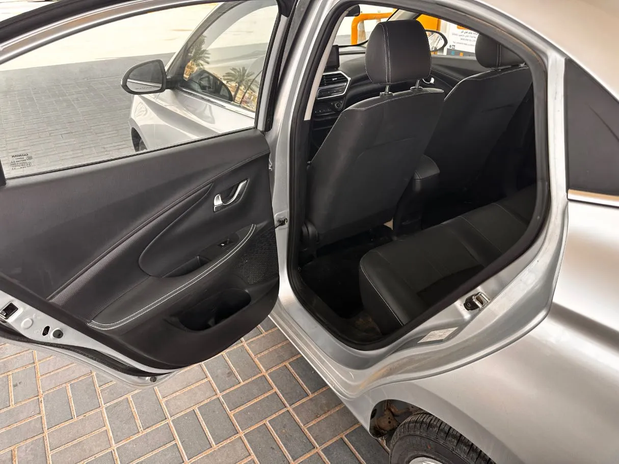 Car image 12