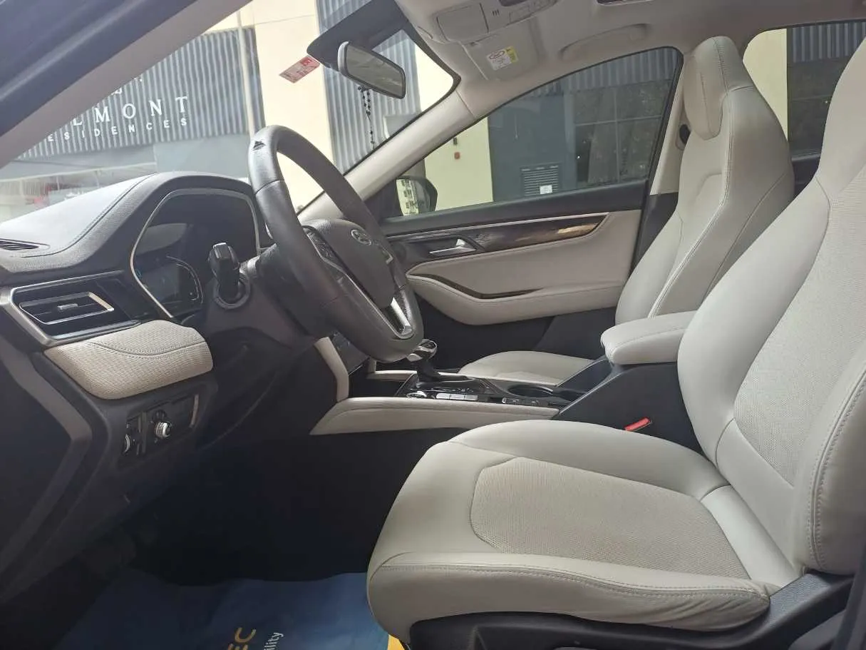 Car image 12