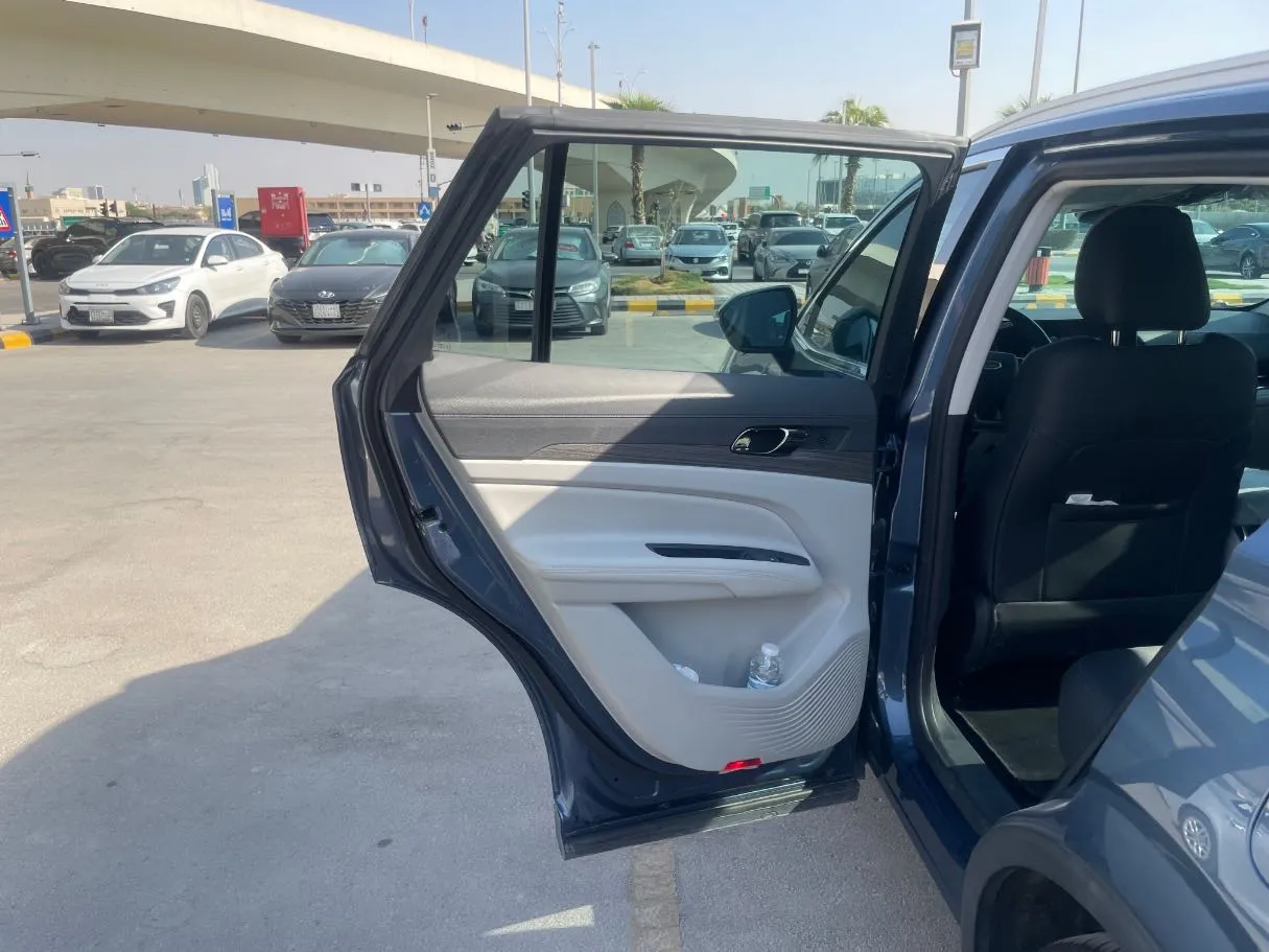 Car image 16