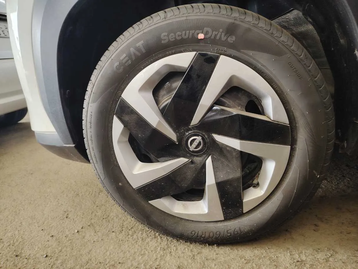Car image 10