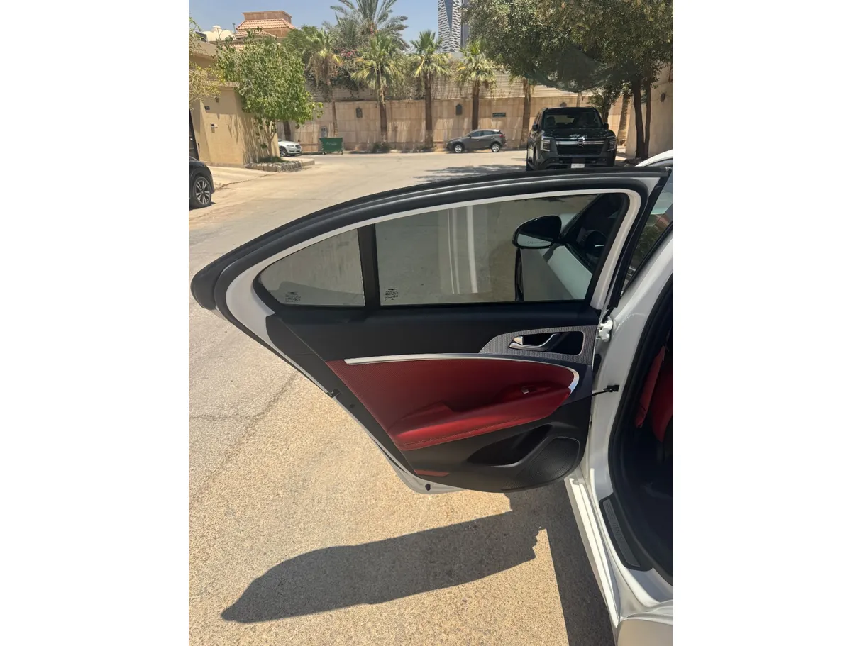 Car image 12
