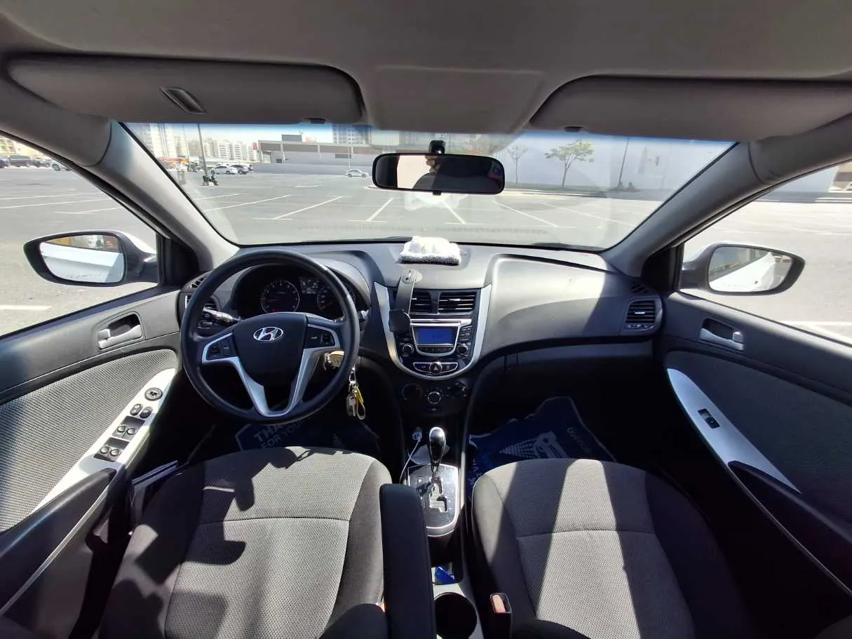 Car image 14