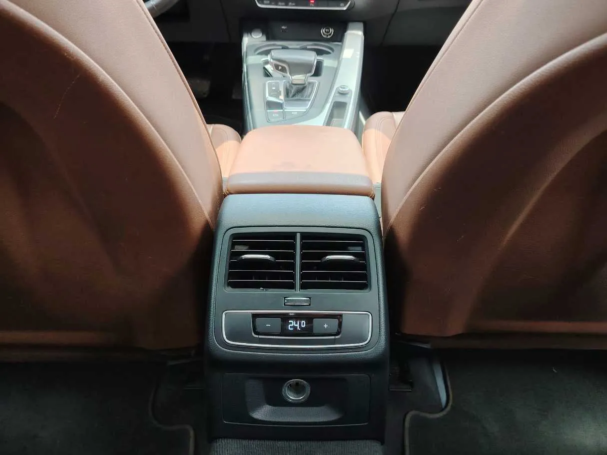 Car image 30