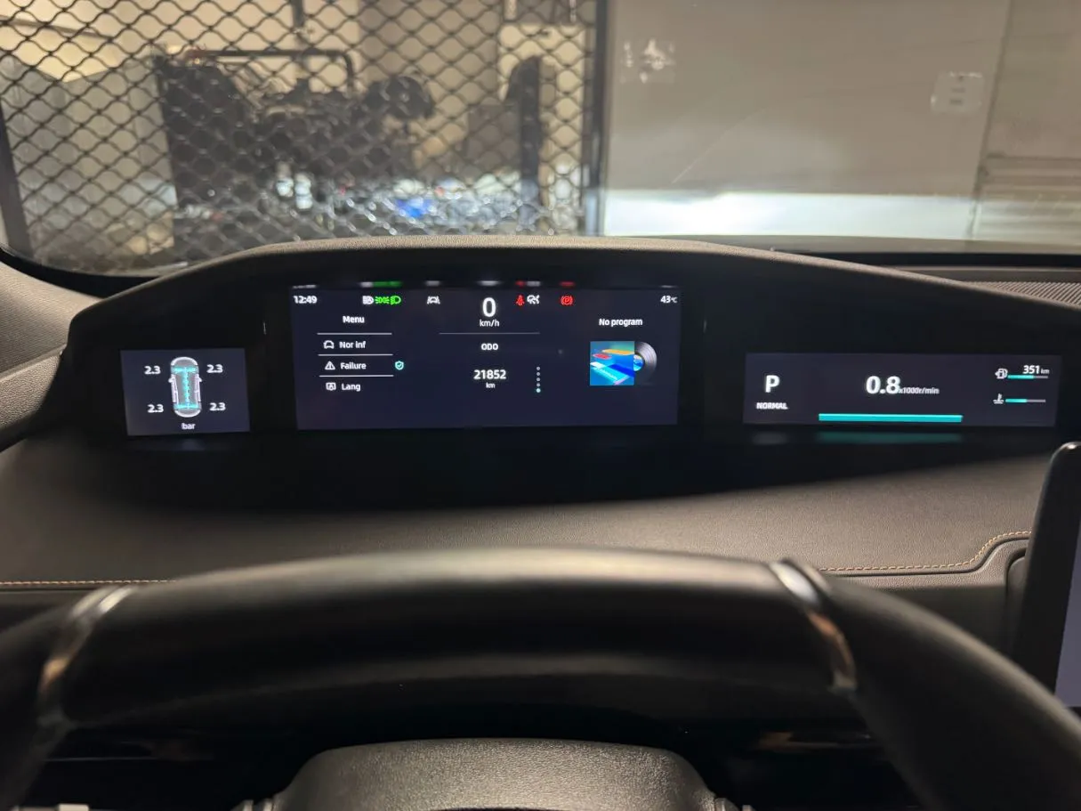 Car image 16