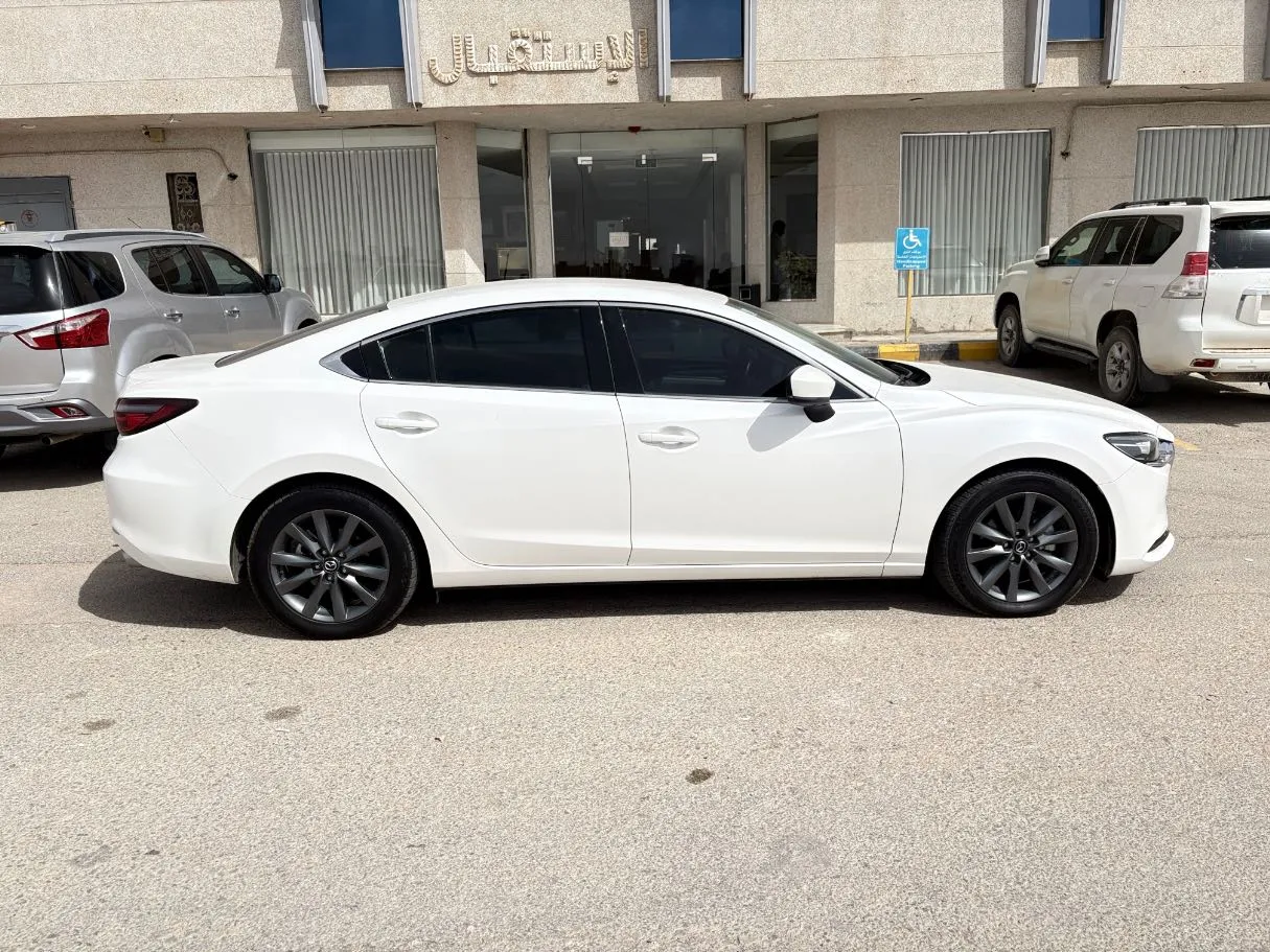 Car image 4