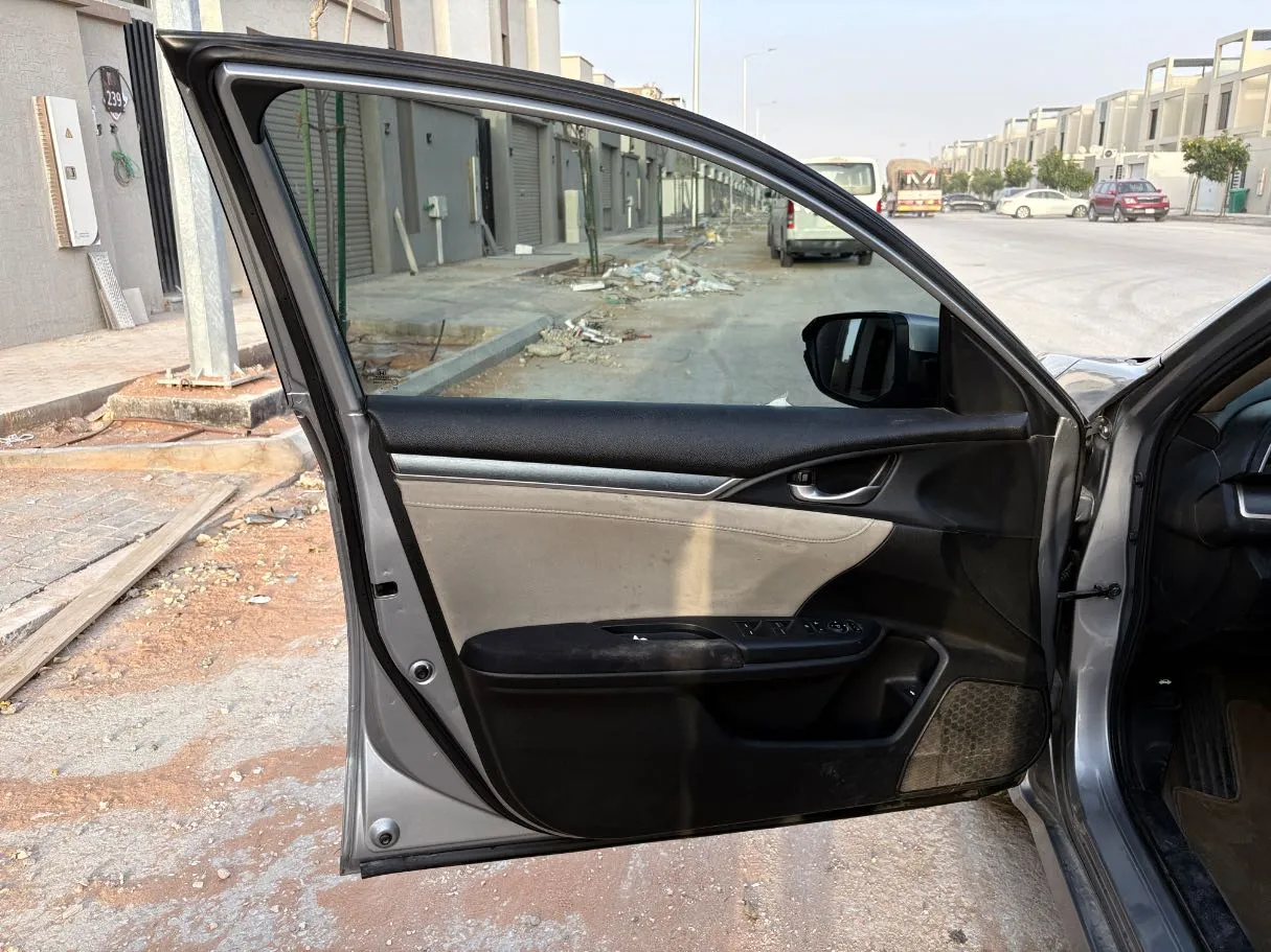 Car image 10