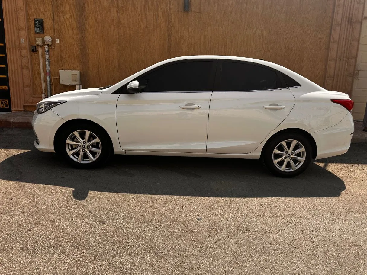 Car image 8