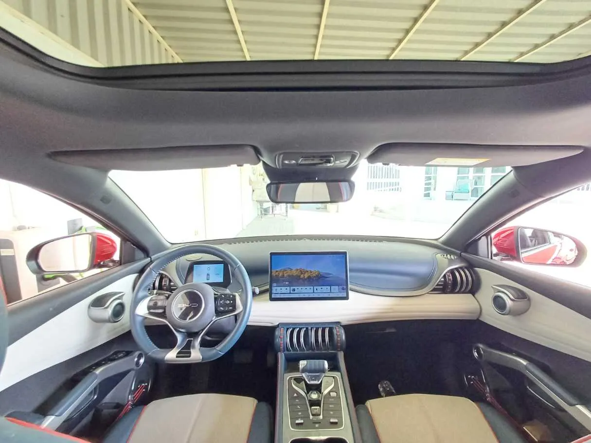 Car image 14