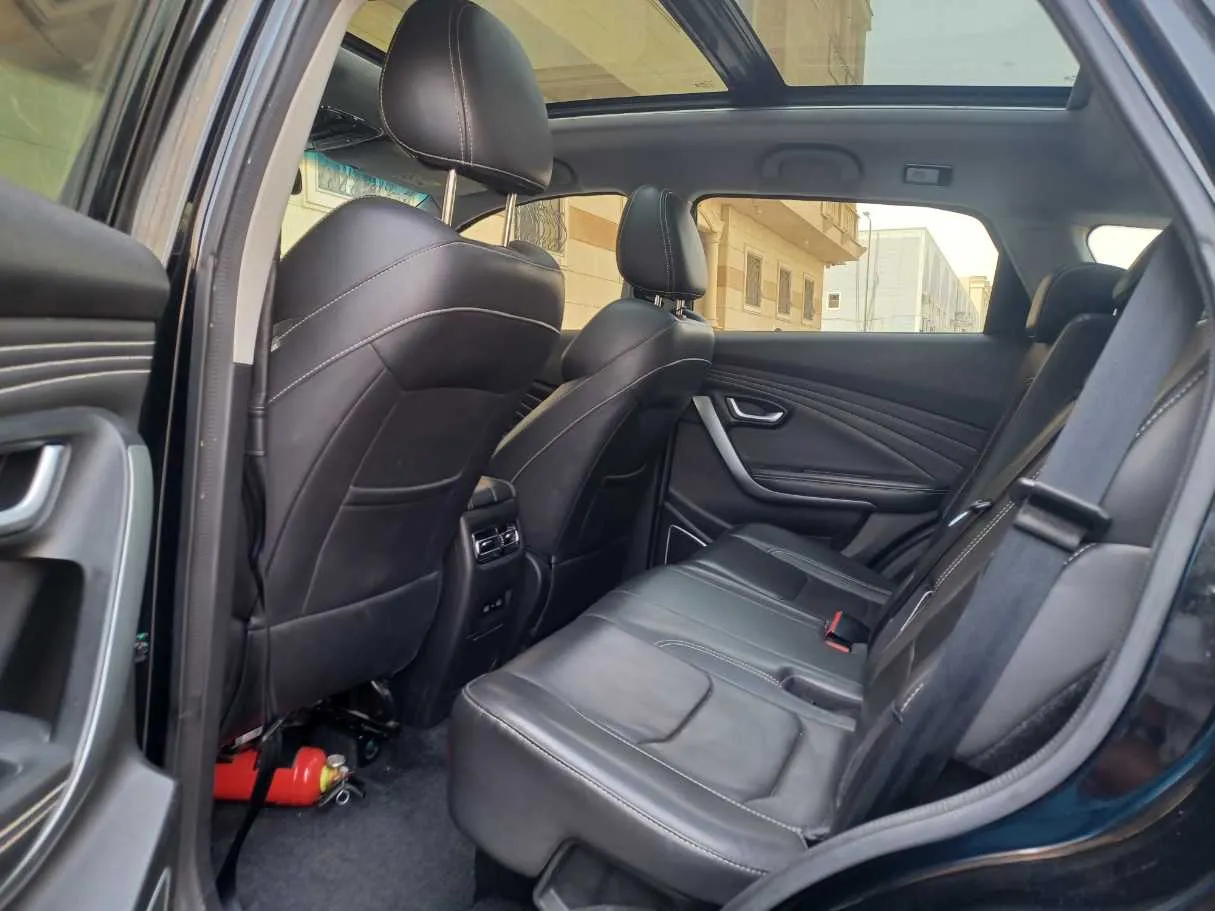 Car image 14