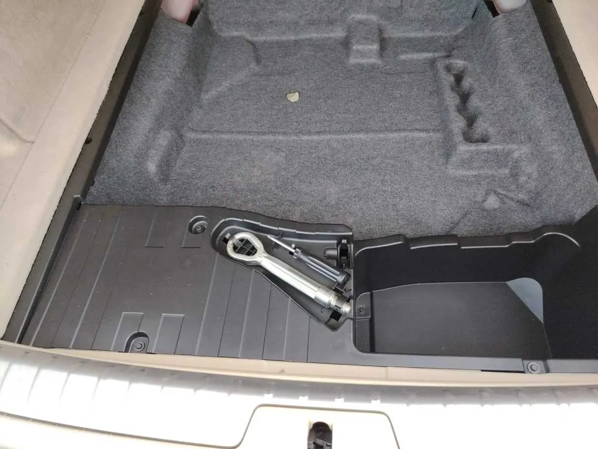 Car image 34
