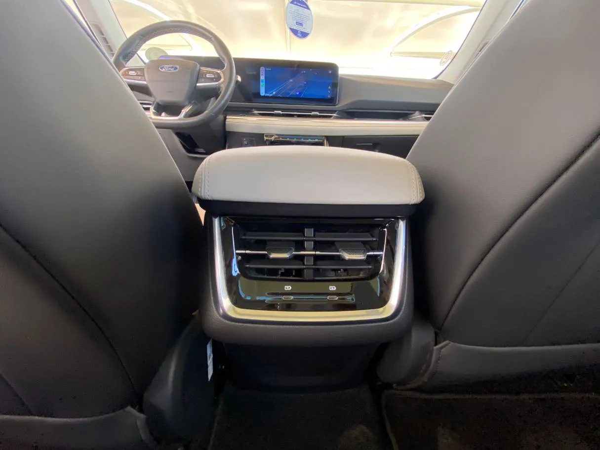 Car image 25