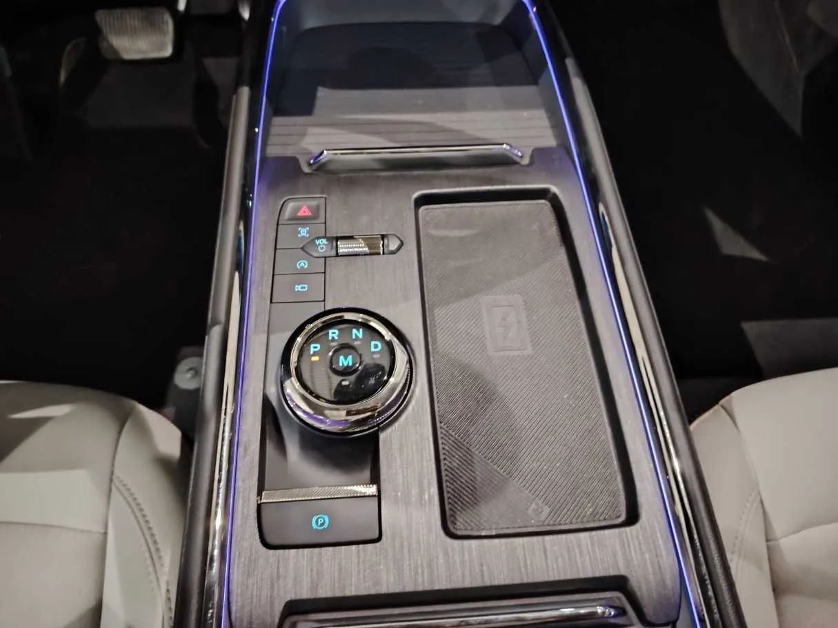 Car image 25