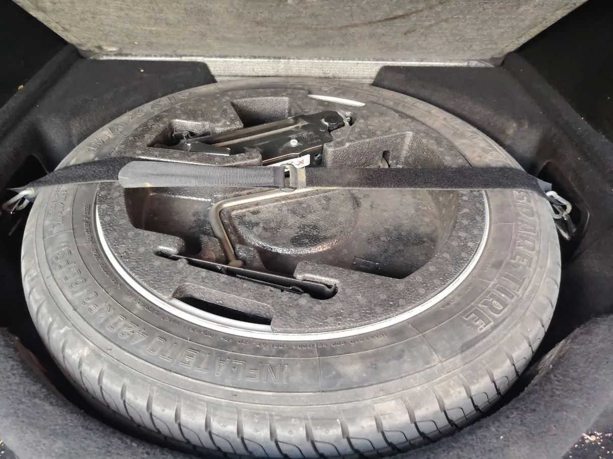 Car image 32
