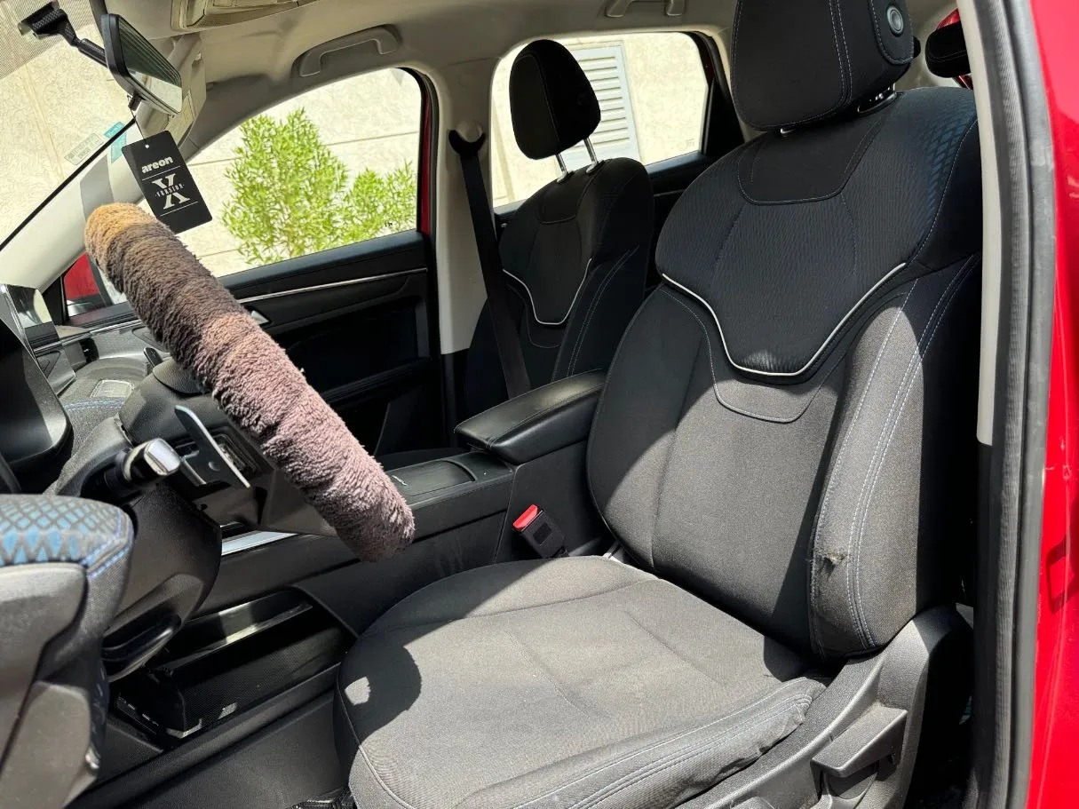 Car image 12
