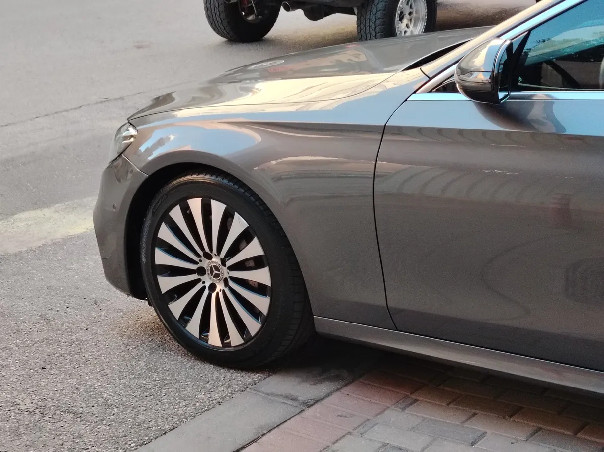 Car image 9
