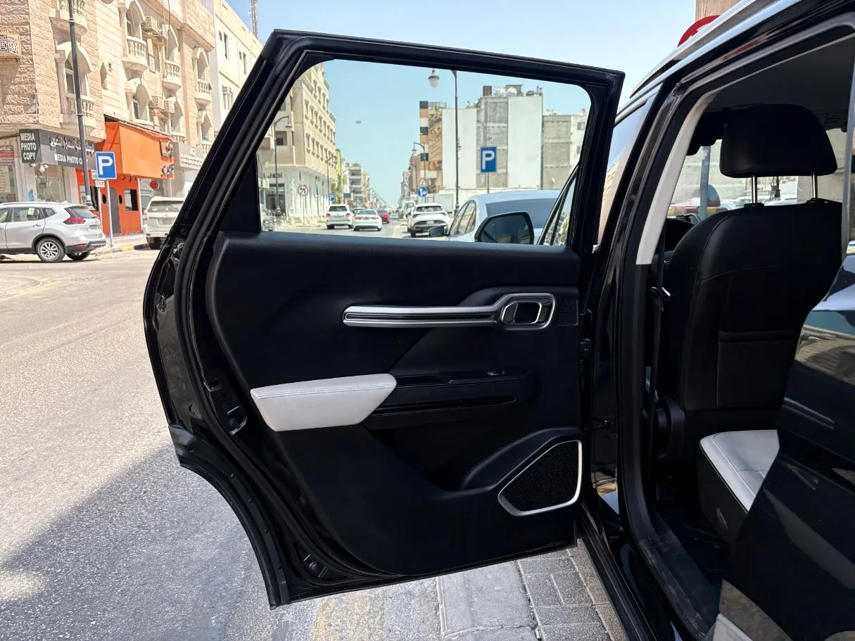 Car image 13