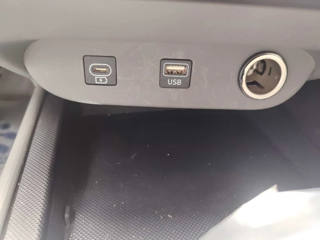 Car image 26