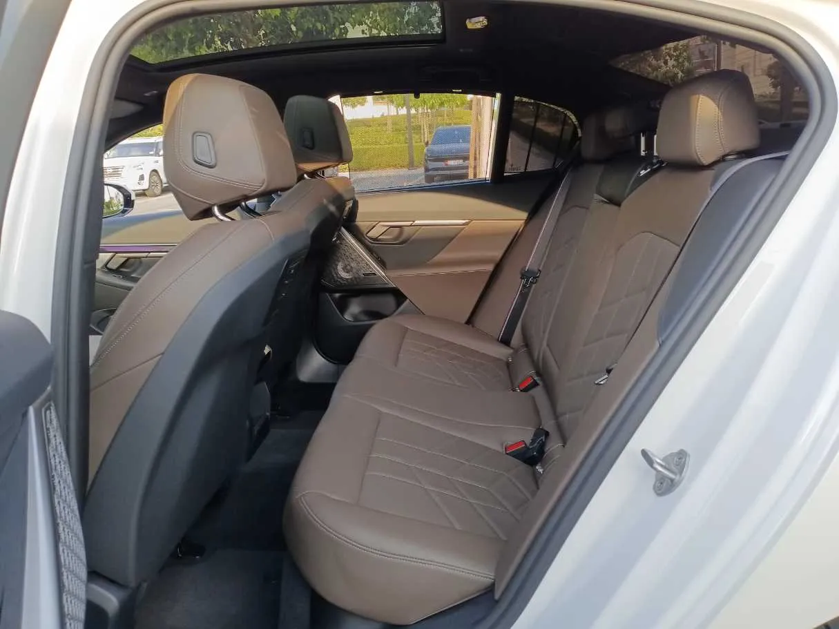 Car image 13