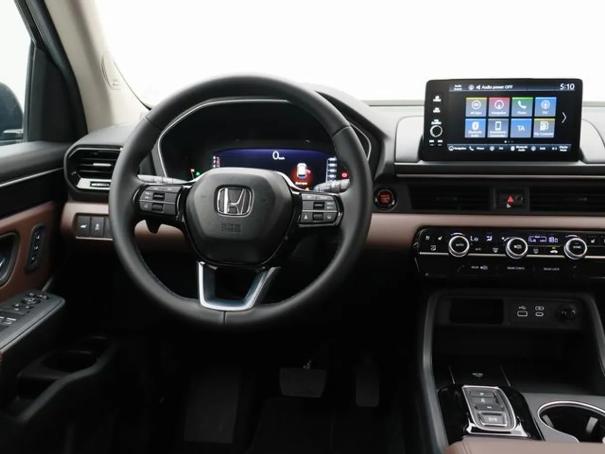 Car image 14