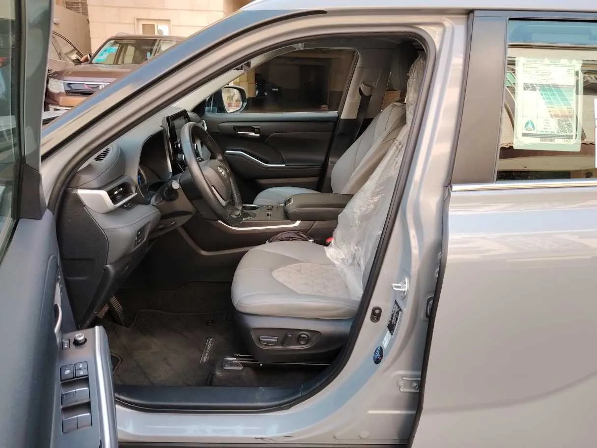 Car image 13