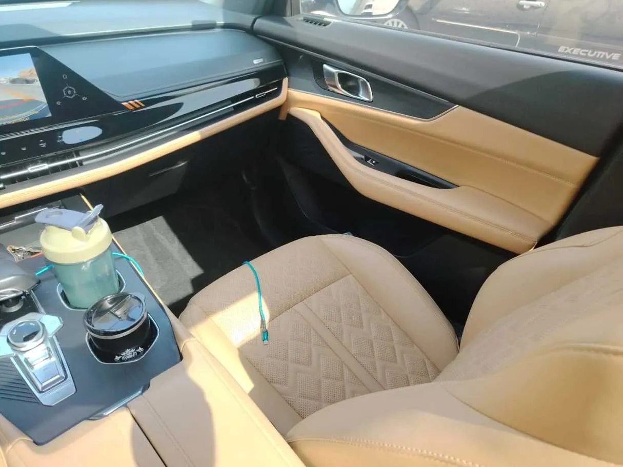 Car image 25