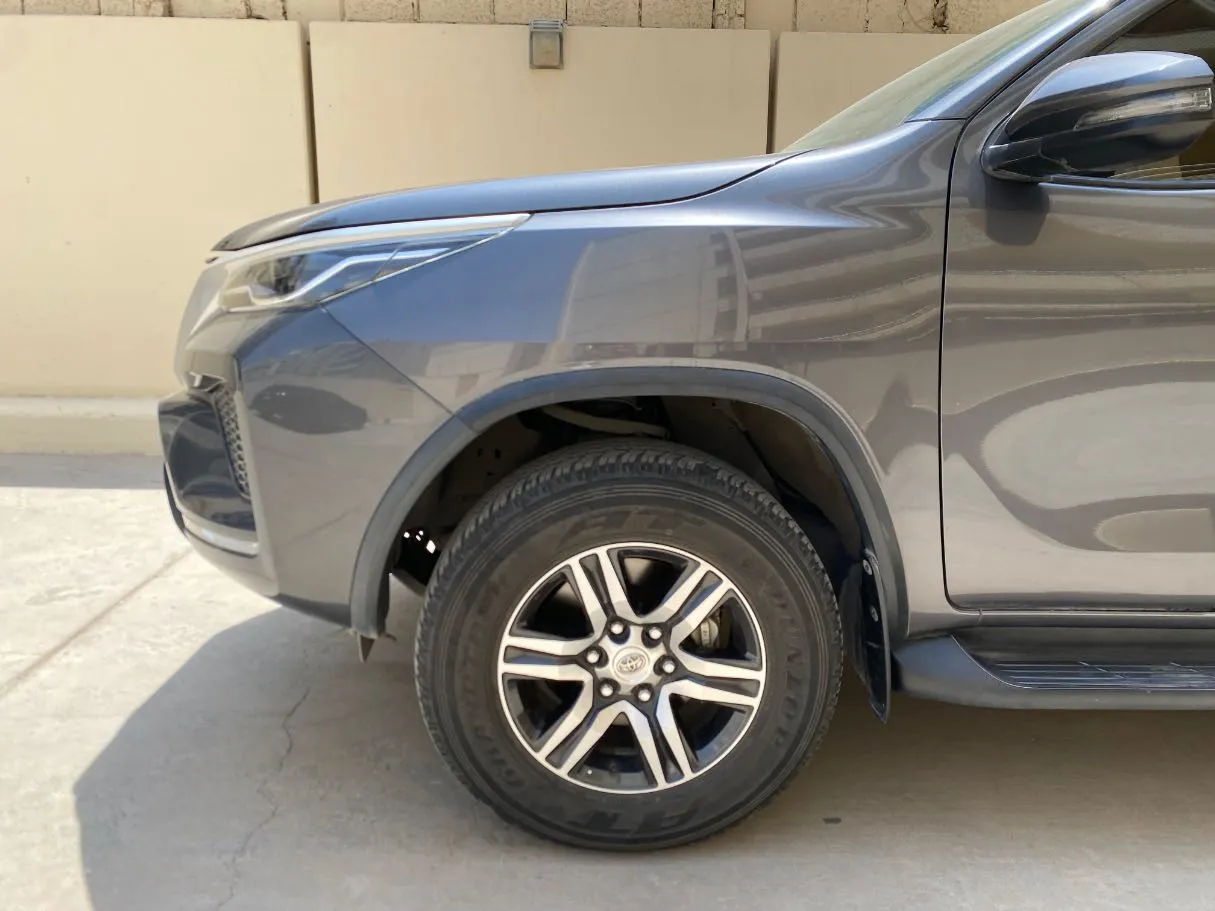 Car image 9