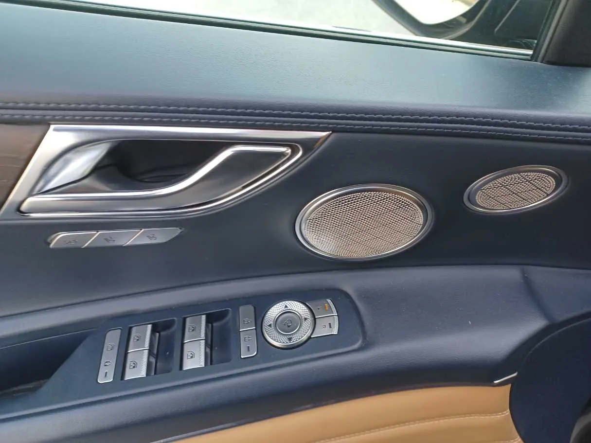 Car image 24