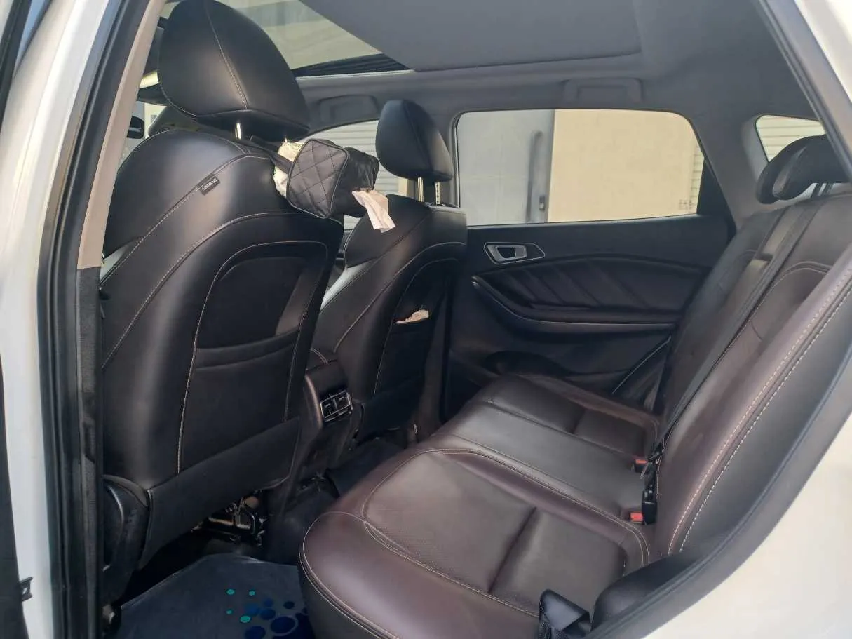 Car image 13