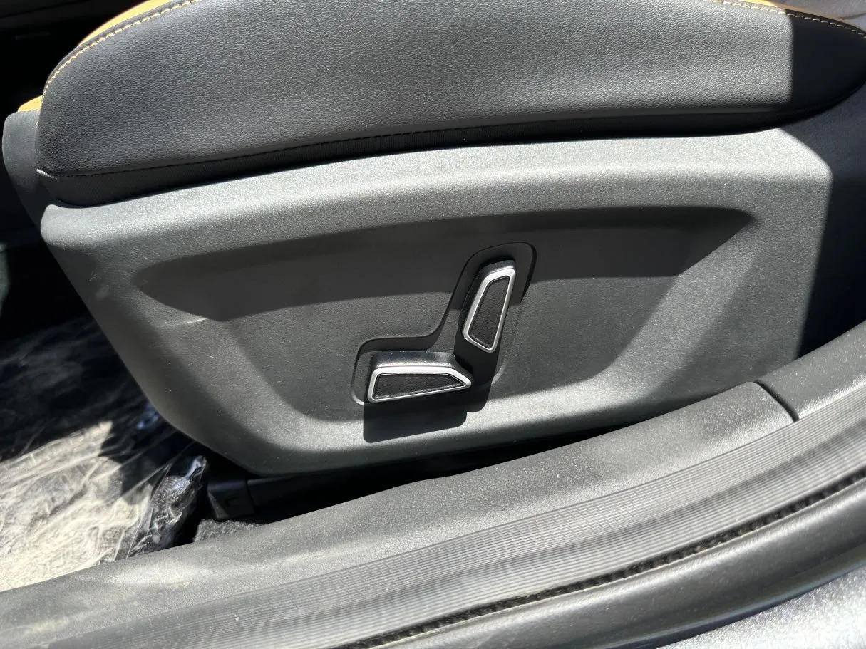 Car image 25
