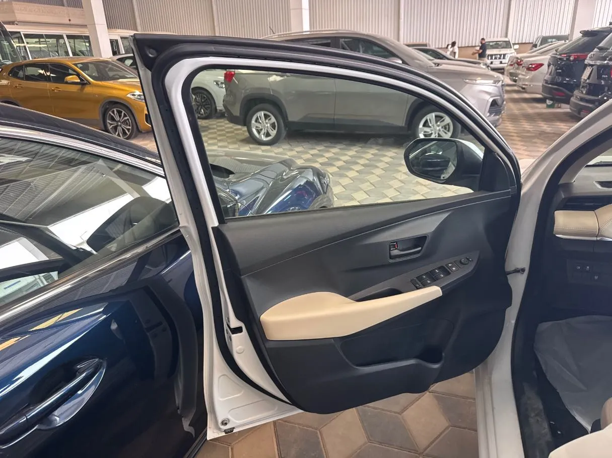 Car image 8