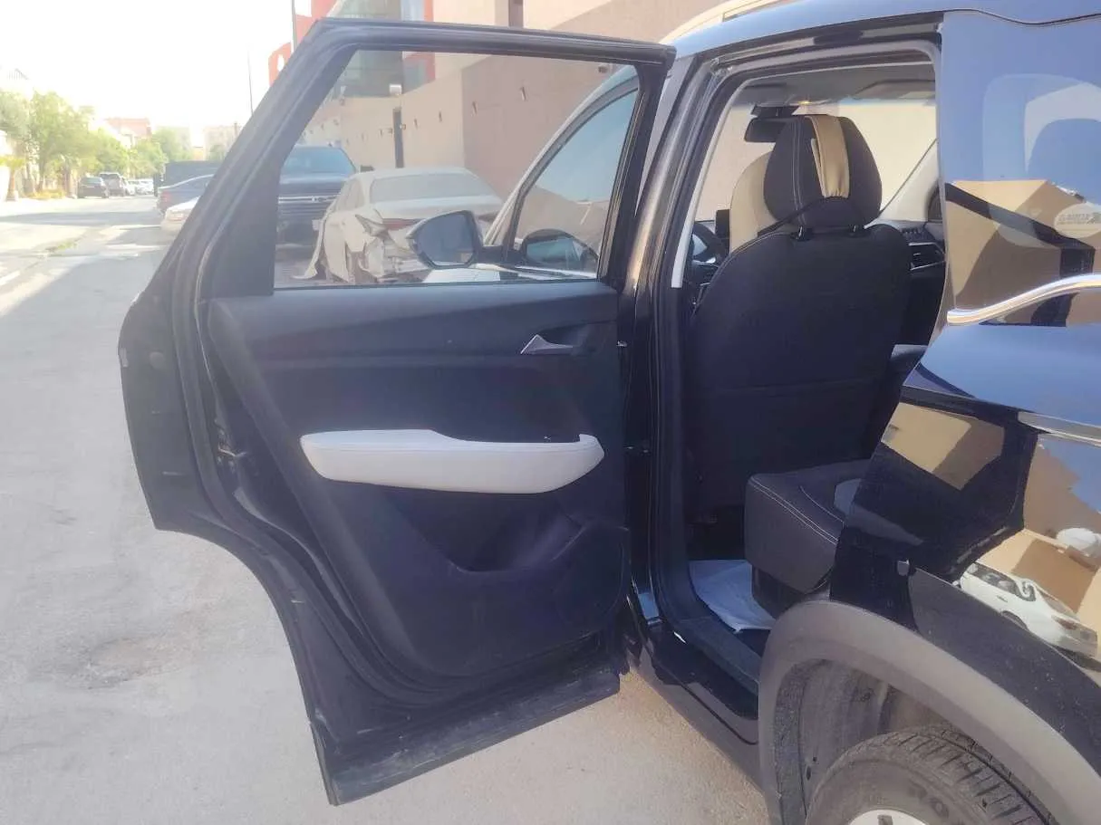 Car image 13
