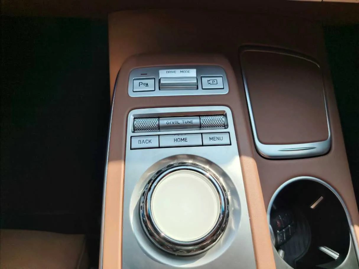 Car image 19