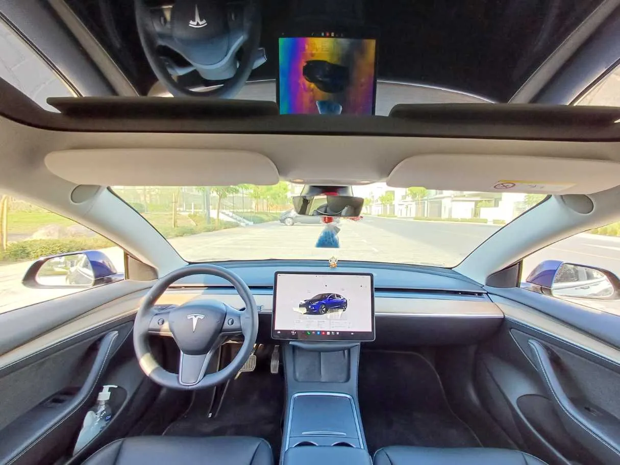Car image 14