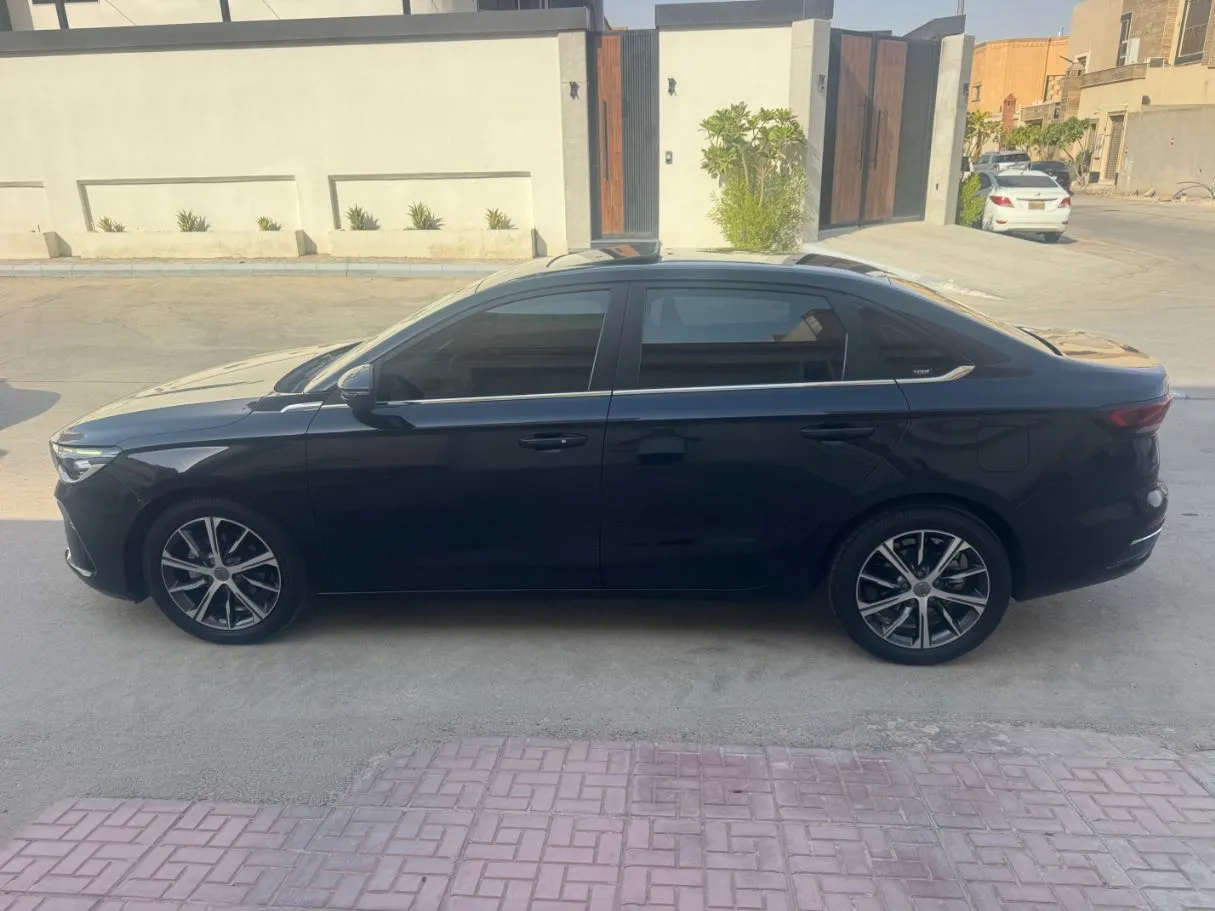 Car image 8