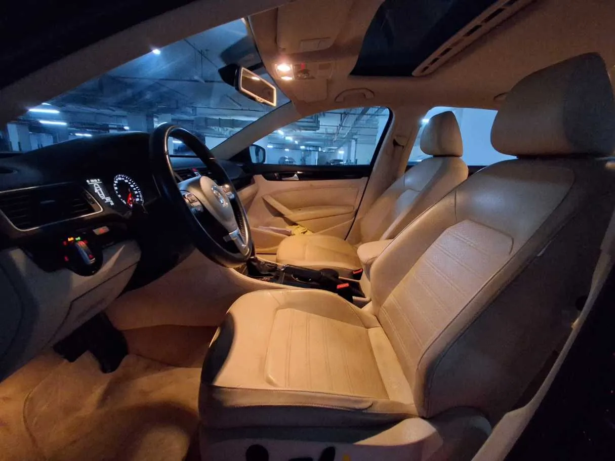 Car image 12