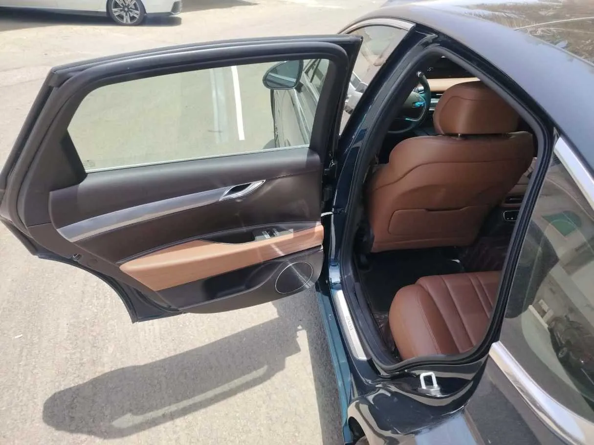 Car image 18