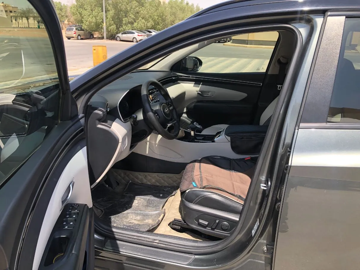 Car image 11