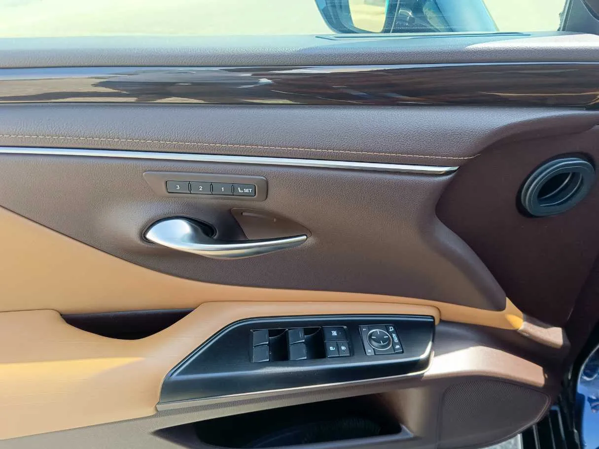 Car image 32