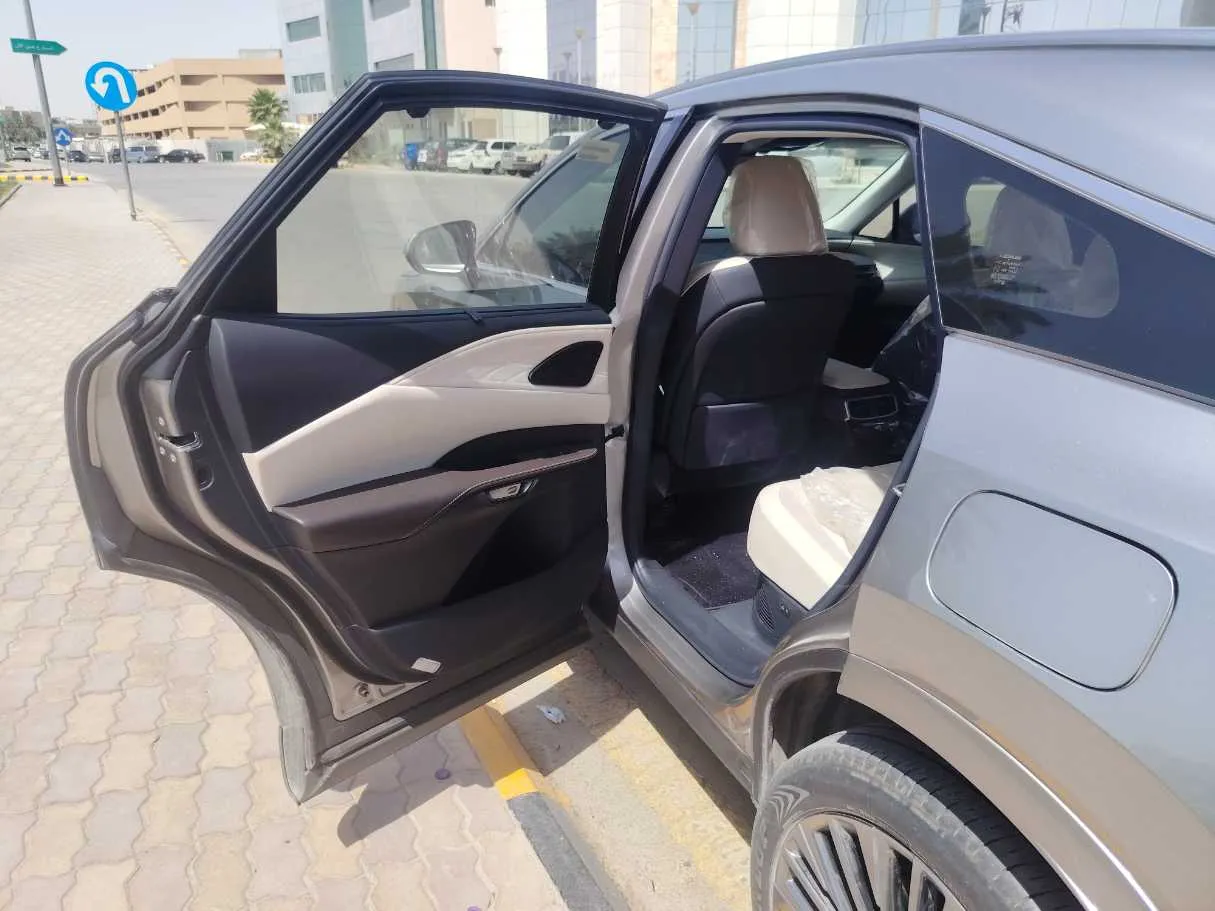 Car image 15