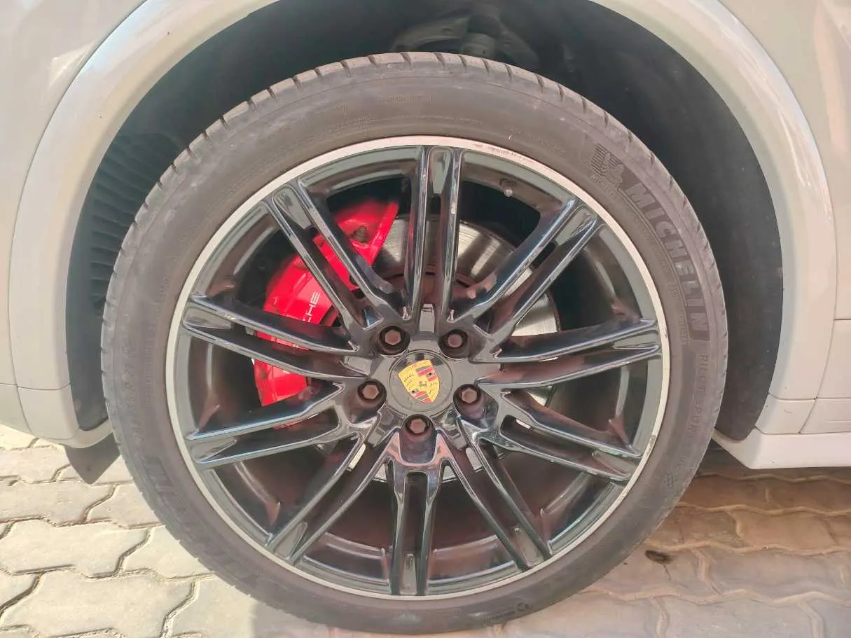 Car image 10